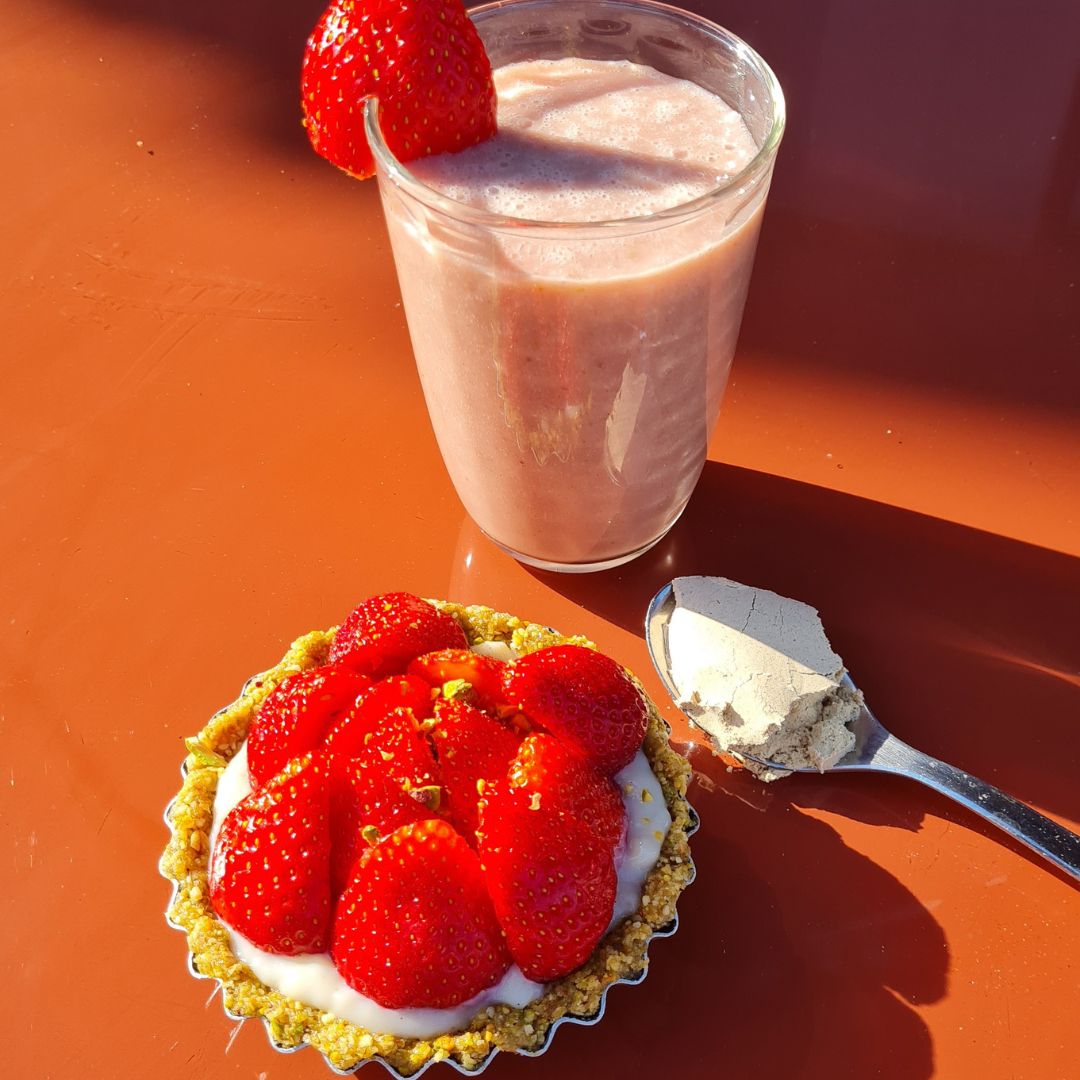 Shake protéiné vegan à la fraise vanille et sa tartelette aux fraises pistaches cru vegetal