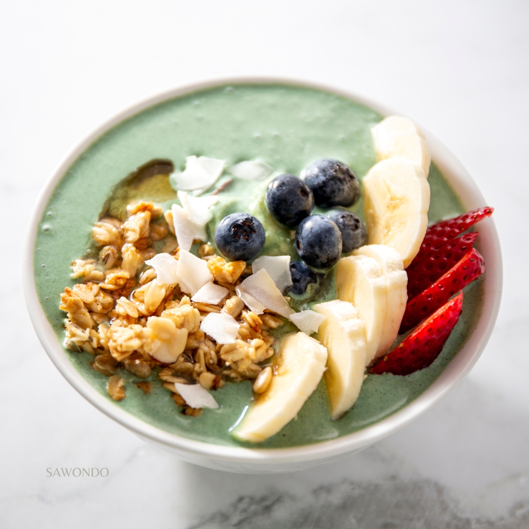 Smoothie bowl spiruline banane myrtille fraise noix de coco granola