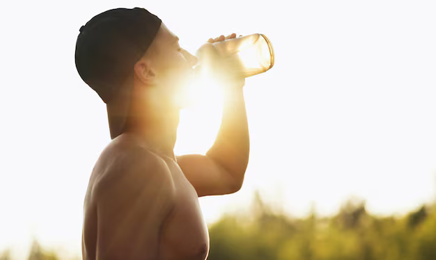 Sportif s'hydratant avec un shake proteine après l'effort pendant les vacances